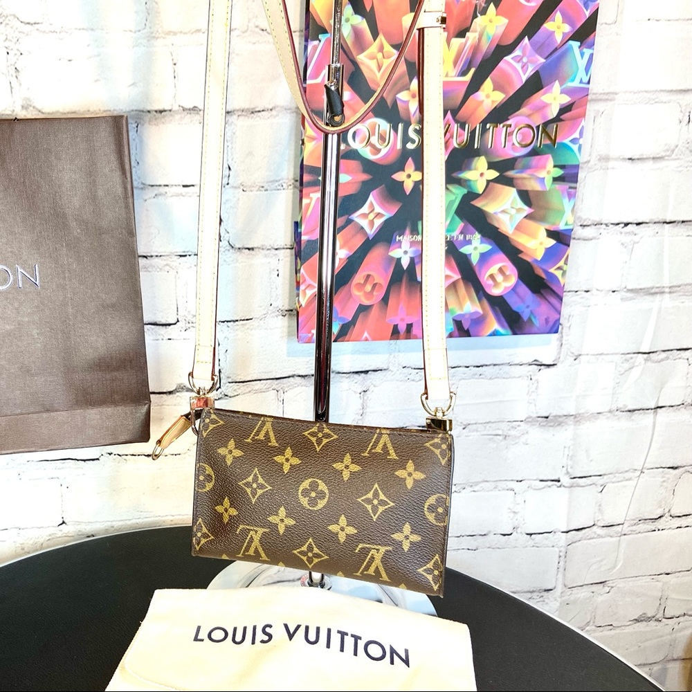 Louis Vuitton Pouch PM Crossbody - Picture 3 of 8